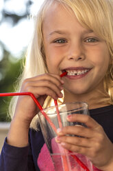 Kleines Mädchen trinkt Wasser mit Trinkhalm - JFEF00824