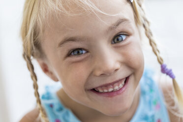 Porträt eines grinsenden kleinen Mädchens mit Zöpfen - JFEF00829