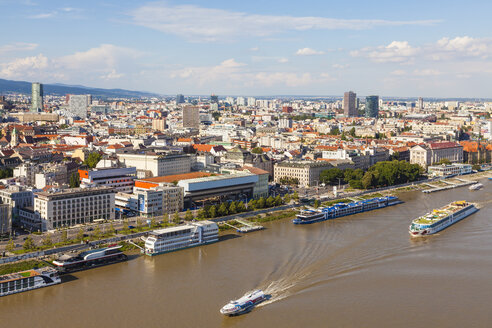 Slowakei, Bratislava, Stadtbild mit Flusskreuzfahrtschiff auf der Donau - WD03814