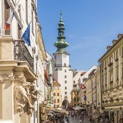 Slowakei, Bratislava, Geschäfte und Restaurants in der Michalska ulica mit Michaelstor - WD03820