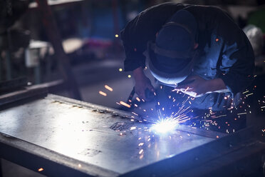 Schweißer bei der Arbeit in der Werkstatt - ZEF12125