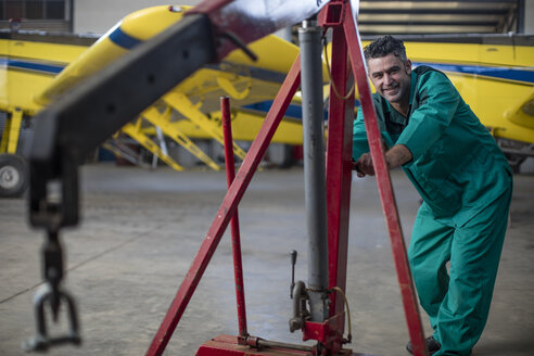 Mechaniker im Hangar bei der Reparatur von Leichtflugzeugen - ZEF12136