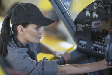 Mechaniker im Hangar bei der Reparatur eines Leichtflugzeugs, Blick ins Cockpit - ZEF12145