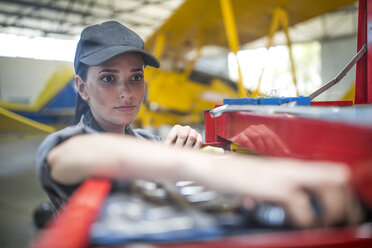 Mechaniker im Hangar bei der Reparatur von Leichtflugzeugen - ZEF12146