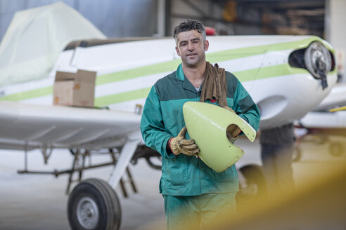Mechaniker im Hangar bei der Reparatur von Leichtflugzeugen - ZEF12154
