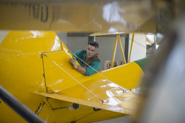 Mechaniker im Hangar bei der Reparatur von Leichtflugzeugen - ZEF12155