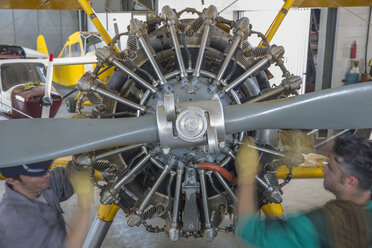 Mechaniker im Hangar bei der Reparatur von Leichtflugzeugen - ZEF12156