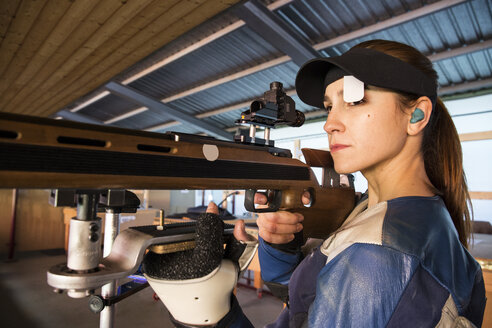 Frau mit einem Sportgewehr auf einem Schießstand - ABZF01688