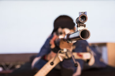 Frau mit einem Sportgewehr auf einem Schießstand - ABZF01701