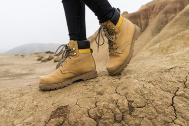 Spanien, Navarra, Bardenas Reales, Wanderschuhe einer jungen Frau im Naturpark, Nahaufnahme - KKAF00250