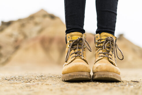 Spanien, Navarra, Bardenas Reales, Wanderschuhe einer jungen Frau im Naturpark, Nahaufnahme - KKAF00260