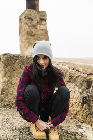 Spanien, Navarra, Bardenas Reales, Porträt einer jungen Frau, lizenzfreies Stockfoto