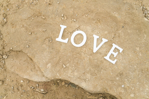 Weiße Buchstaben, die das Wort 'Love' auf einem Felsen bilden - KKAF00280