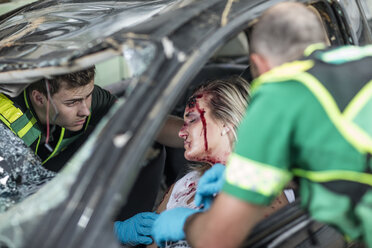 Rettungssanitäter helfen dem Unfallopfer nach dem Unfall - ZEF12162