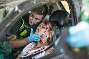 Rettungssanitäter helfen dem Unfallopfer nach dem Unfall - ZEF12163