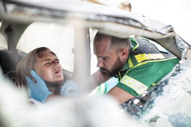 Rettungssanitäter hilft Unfallopfer nach Unfall - ZEF12167