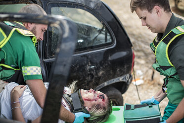 Sanitäter transportieren Opfer eines Autounfalls auf einer Bahre - ZEF12168
