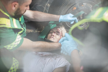 Sanitäter fixieren den Kopf des Unfallopfers auf einer Bahre - ZEF12171
