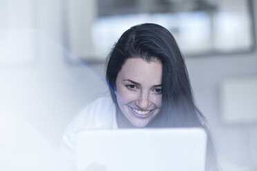 Porträt einer lächelnden jungen Frau, die ein Tablet benutzt - ZEF12191