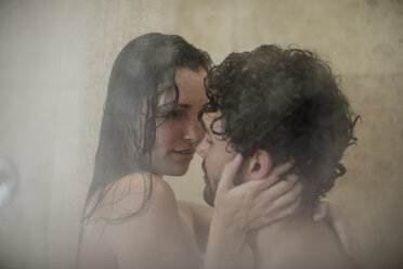 Intimes junges Paar in der Dusche - ZEF12225