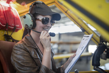Pilotin inspiziert das Cockpit eines Leichtflugzeugs - ZEF12241