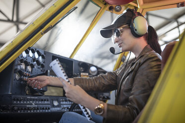 Pilotin inspiziert das Cockpit eines Leichtflugzeugs - ZEF12242