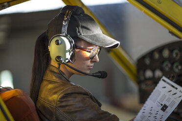 Pilotin inspiziert das Cockpit eines Leichtflugzeugs - ZEF12243