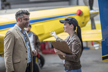 Pilotin im Gespräch mit einem Geschäftskunden - ZEF12244