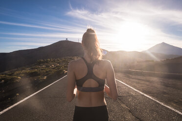 Young woman training on empty street - SIPF01219