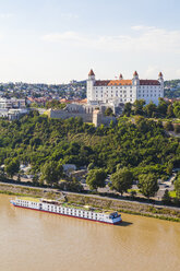 Slovakia, Bratislava, view to castle with river cruise ship on the Danube in the foreground - WDF03824