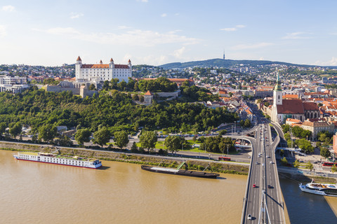 Slowakei, Bratislava, Stadtbild mit Flusskreuzfahrtschiffen auf der Donau, lizenzfreies Stockfoto