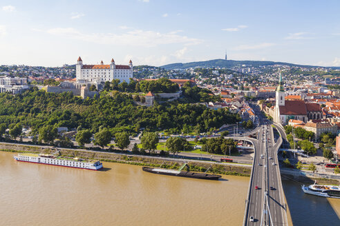 Slowakei, Bratislava, Stadtbild mit Flusskreuzfahrtschiffen auf der Donau - WDF03825