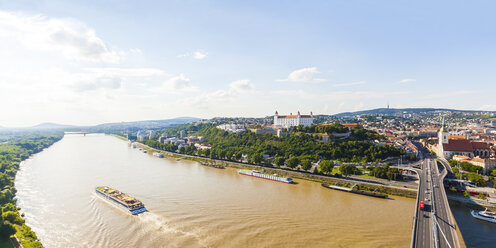 Slowakei, Bratislava, Stadtbild mit Flusskreuzfahrtschiff auf der Donau - WDF03826
