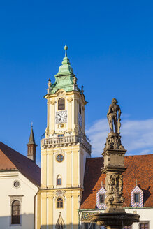 Slowakei, Bratislava, Blick auf das alte Rathaus und den Maximilan-Brunnen in der Altstadt - WDF03830