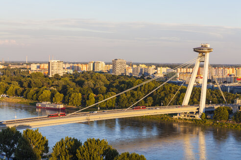 Slowakei, Bratislava, Blick auf Novy Most bei Sonnenuntergang - WDF03835