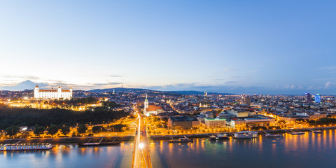 Slowakei, Bratislava, Stadtbild mit Donau im Vordergrund in der Abenddämmerung, lizenzfreies Stockfoto