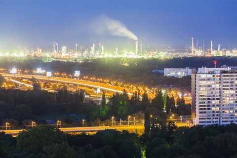 Slowakei, Bratislava, Blick auf Ölraffinerie und Stadtautobahn bei Nacht, lizenzfreies Stockfoto