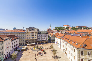 Slowakei, Bratislava, Blick auf den Hauptplatz mit Maximilan-Brunnen in der Altstadt von oben - WDF03843