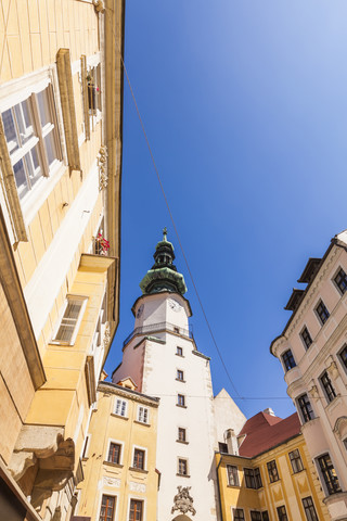 Slowakei, Bratislava, Blick auf das Michaelstor in der Altstadt von unten, lizenzfreies Stockfoto