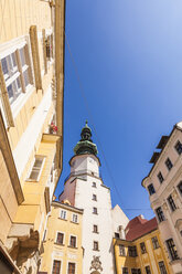 Slowakei, Bratislava, Blick auf das Michaelstor in der Altstadt von unten - WDF03846
