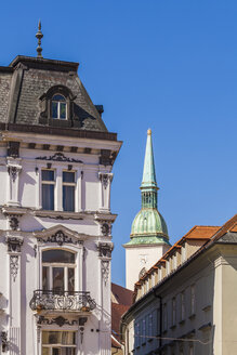 Slowakei, Bratislava, Blick auf die Turmspitze des Martinsdoms in der Altstadt - WDF03847
