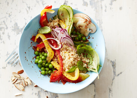 Schüssel mit Quinoa und verschiedenen Gemüsesorten - KSWF01768