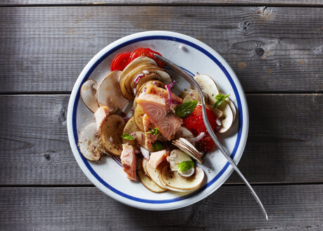 Heiß geräucherter Lachs mit Champignons, Zwiebeln, Kirschtomaten, Mandeln und Olivenöl - KSWF01773