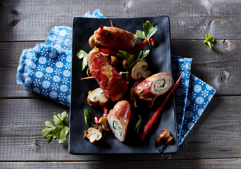 Teller mit Hühnerfilet, Parmaschinken und Gemüse, lizenzfreies Stockfoto