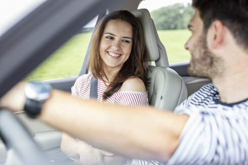 Paar fährt im Auto - WESTF22338