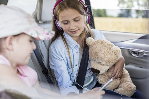 Mädchen sitzen im Auto mit Teddybär - WESTF22362