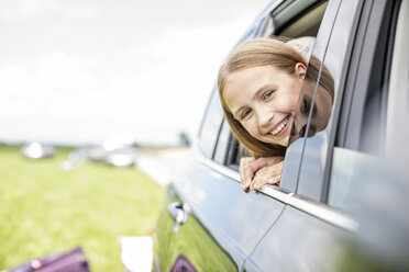 Girl sitting in car, looking out of window - WESTF22366