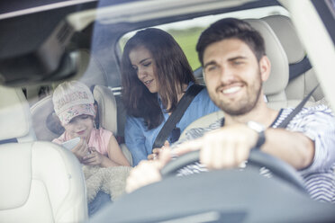 Glückliche Familie bei einer Autoreise - WESTF22372