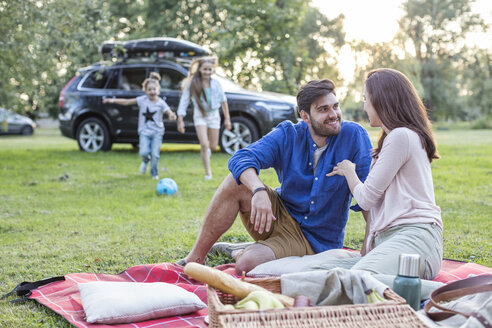 Glücklich bei einem Picknick auf der Straße - WESTF22395