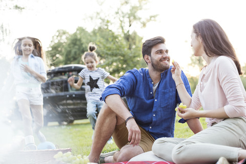 Glücklich bei einem Picknick auf der Straße, lizenzfreies Stockfoto